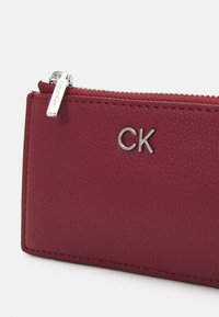 Calvin Klein DAILY ZIP CARDHOLDER CHAIN - Portofel - biking red