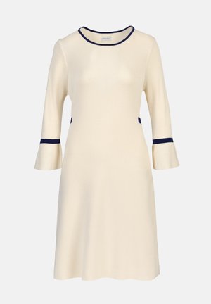 Krem midi-kjole med trekvartlange klokkeærmer, navy kant på halsudskæring, manchetter og talje, ribstrikket stof.