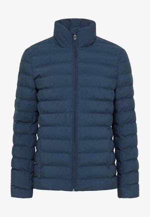 Navyblaue Steppjacke mit hohem Kragen, vertikalen Steppnähten, durchgehendem Reißverschluss und glatter Oberfläche.