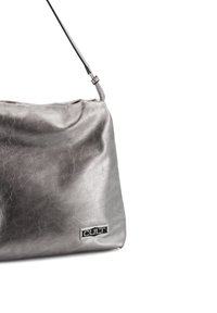 Borsa a tracolla grigia in pelle con una texture liscia, una struttura morbida e una placca con logo. Presenta una tracolla regolabile e un design minimalista.