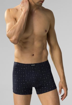 Męskie majtki typu bokserki w ciemnoniebieskim materiale, z geometrycznym białym i jasnoniebieskim wzorem, z elastycznym pasem oznaczonym napisem "ATLANTIC."