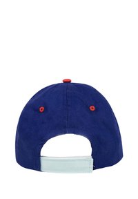 Cappellino in tessuto blu con un bottone rosso e occhielli, dotato di un'apertura curvata sul retro e di una cinghia regolabile di colore blu chiaro.