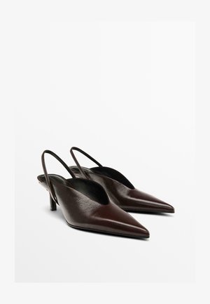 Braune Slingback-Pumps aus Leder mit spitzen Zehen und niedrigem Absatz; verfügt über ein Cut-out-Design und eine glatte Textur.