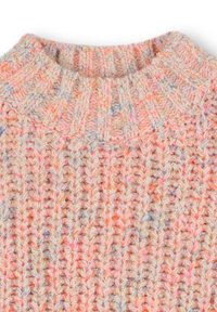 Pull en tricot avec un col haut, présentant un mélange de fils rose pastel, crème et bleu, rehaussé de subtiles fibres métalliques.