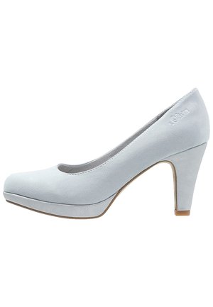 Zapatos de tacón alto para mujer en ante gris claro, con punta redondeada y tacón de altura media, logo de la marca grabado en el lateral y suela beige.