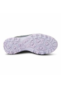 Semelle d'une basket grise avec une bande de roulement violet clair présentant des motifs angulaires et géométriques pour la traction et l'adhérence.