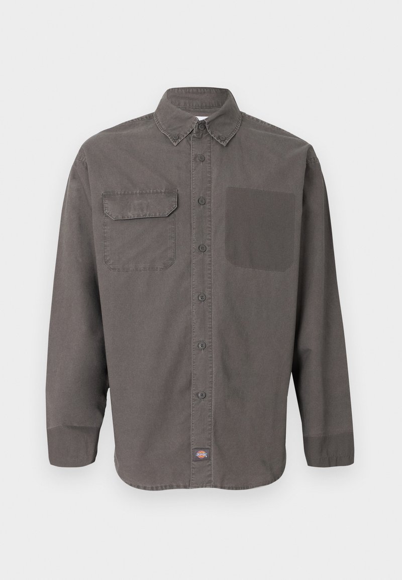 Camicia grigio scuro a maniche lunghe con bottoni, colletto, due tasche sul petto (una con patta) e piccola etichetta con logo sull'orlo.