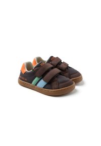 Chaussures en tissu brun avec deux bandes velcro, arborant des rayures vertes, bleues et oranges. Semelle en caoutchouc avec texte et détails du logo.