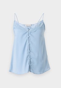 Camisole bleu clair avec un col en dentelle, des bretelles réglables, un fermeture à boutons à l'avant et une texture lisse semblable à du satin.