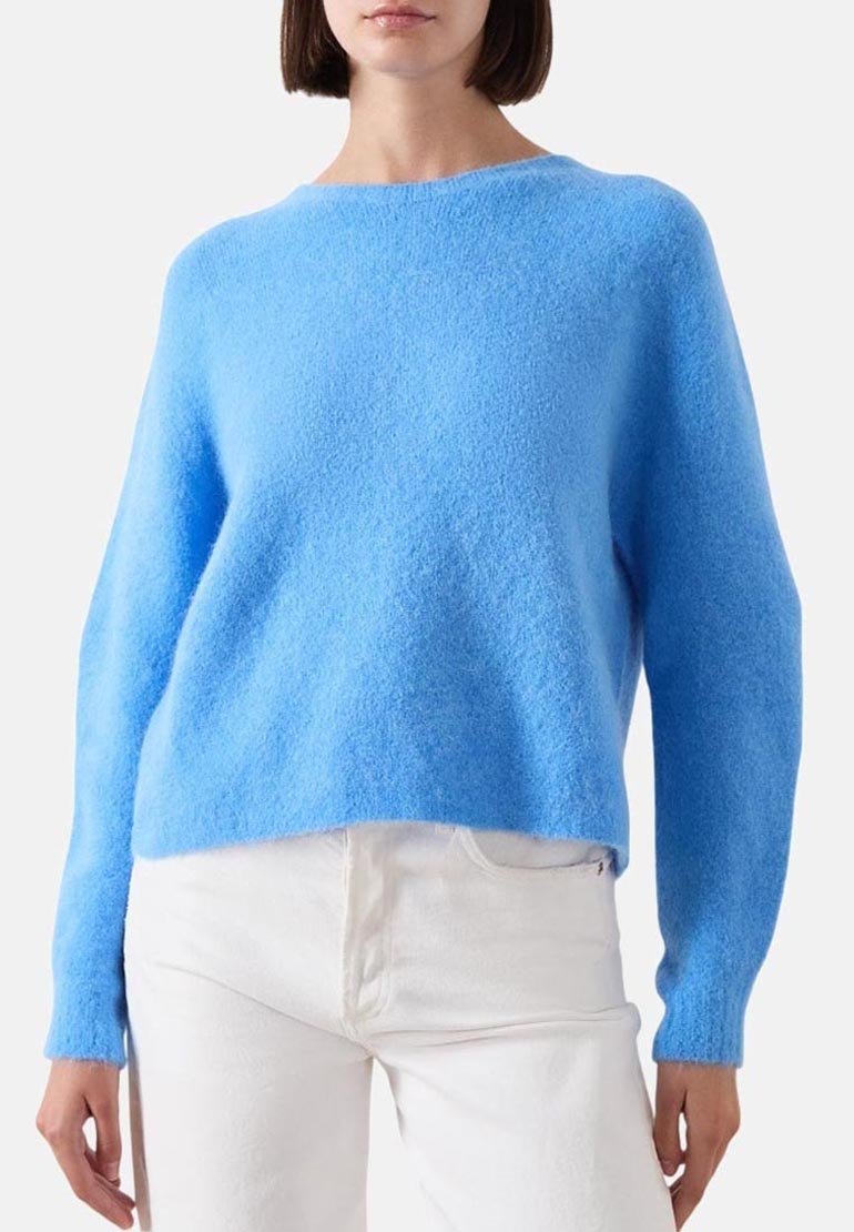 Maglione a maglia morbida color blu cielo, con scollatura a giro e maniche lunghe, caratterizzato da una vestibilità rilassata e una lunghezza leggermente accorciata.