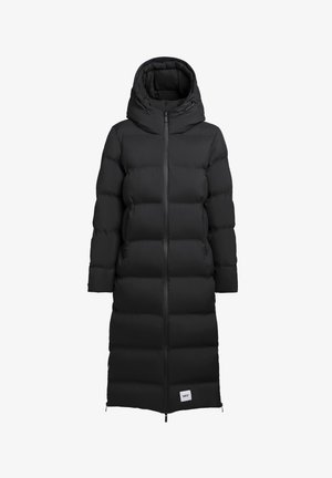 Schwarze Puffjacke mit Kapuze, langer, gesteppten Design, Reißverschluss und Seitentaschen. Beinhaltet ein Logo-Patch nahe dem Saum.