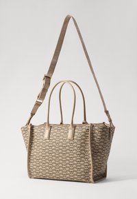Beige tote-väska med ett upprepande logomönster, dubbla ovandragshandtag, justerbar rem och strukturerad form. Tillverkad av syntetiskt material.