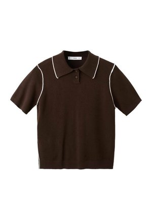 Tricou polo maro cu mâneci scurte și finisaje albe pe marginea gulerului și a cusăturilor umerilor, prevăzut cu doi nasturi pe piept.