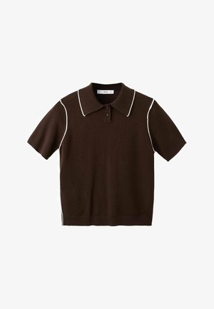 Tricou polo maro cu mâneci scurte și finisaje albe pe marginea gulerului și a cusăturilor umerilor, prevăzut cu doi nasturi pe piept.