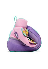 Sneaker viola e rosa con una texture morbida, dotata di dettagli turchesi, cinturini in Velcro e toppe grafiche sui lati. Forma arrotondata.