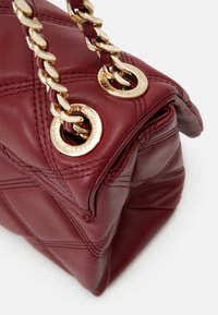 Steve Madden BVOLTURI - Skuldertasker - crimson