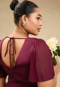 Lipsy PLUS SIZE FIT - SHORT SLEEVE PEARL TRIM BRIDESMAID - Abiti per occasioni speciali - burgundy red