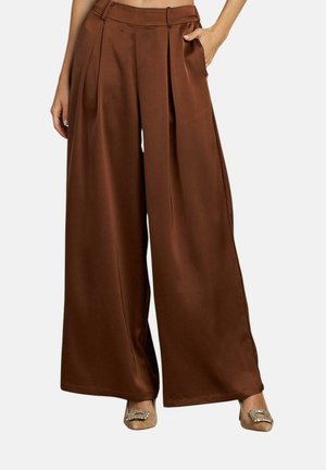 Pantalones de pierna ancha en un rico material de satén marrón, con una cintura alta y pliegues frontales, que cuentan con una textura suave y un drapeado elegante.