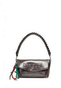 Geantă de umăr mov metalizat cu mâner împletit, logo în relief pe față și accente colorate cu charmuri. Suprafață netedă, texturată.