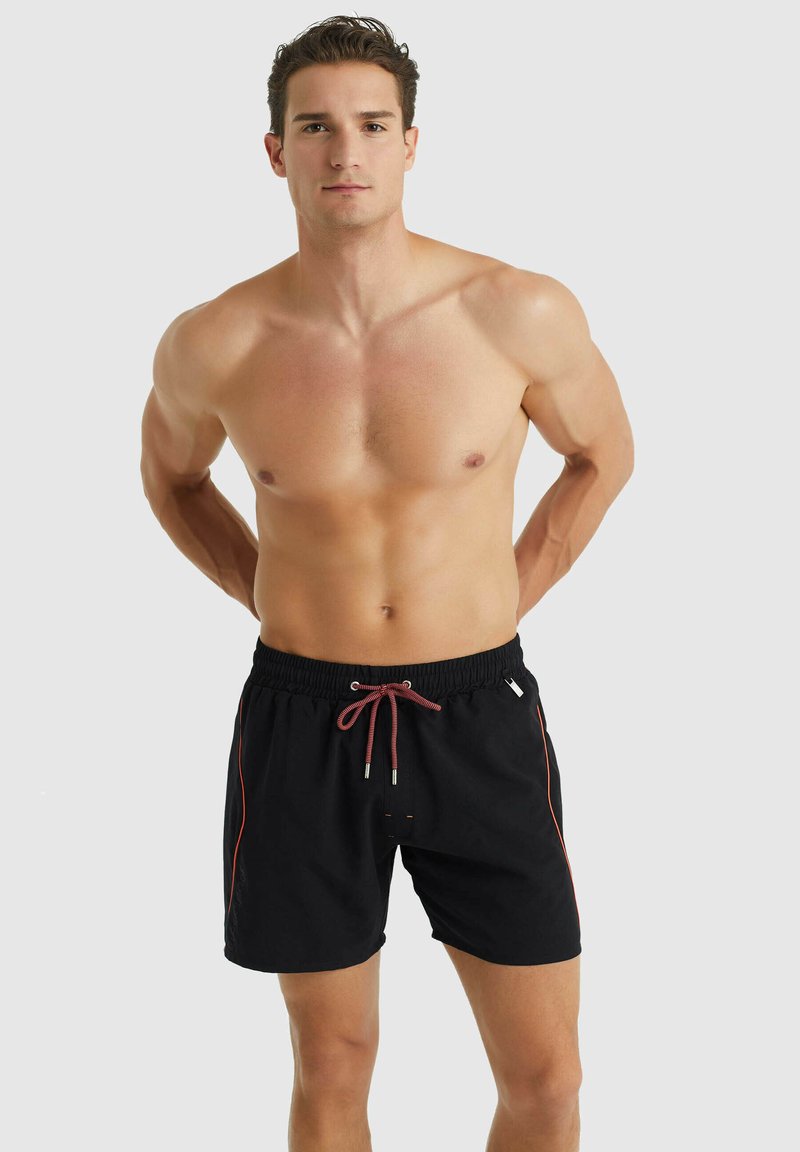 Costumi da bagno neri con vita elastica e cordino rosa; presenta dettagli laterali con piping rosso e vestibilità comoda.