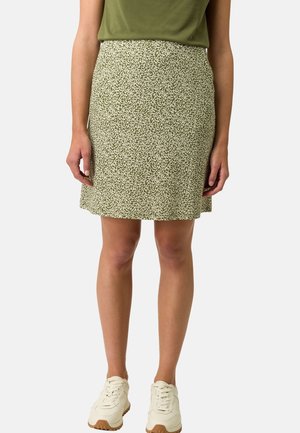 Jupe verte à motif en tissu doux, présentant un subtil dessin floral dans une teinte de vert plus clair. Longueur au-dessus du genou avec une coupe droite.