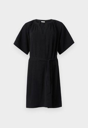 Vestido preto feito de tecido amassado, com decote em V, mangas curtas e um cinto de tecido na cintura. Silhueta simples e descontraída.