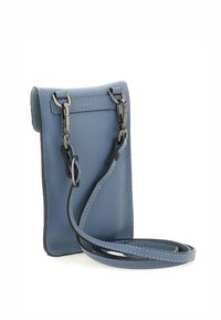 Borsa a tracolla in pelle blu chiaro con finitura strutturata. Presenta ferramenta metallica, tracolla regolabile e chiusura a patta sicura.