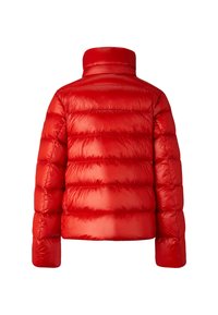 Veste matelassée rouge avec un col haut. Cette veste présente des coutures horizontales et une texture lisse et brillante. Aucun détail matériel visible.
