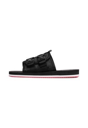 Czarna klapka z dwoma regulowanymi paskami na klamry, pikowaną cholewką, grubą podeszwą z białymi i różowymi warstwami oraz pętelką na pięcie.