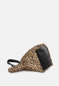 Borsa a fantasia leopardata con forma triangolare e accenti in pelle nera. Texture del tessuto morbido all'esterno con una superficie nera liscia.