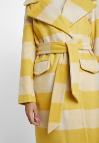 Miss Selfridge Cappotto classico - yellow