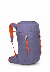 Mochila de nailon púrpura con correas naranjas, cuenta con herrajes ajustables, una parte superior redondeada, un bolsillo frontal y la etiqueta "JET 18".
