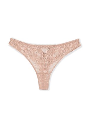 Perizoma in pizzo rosa tenue con motivi floreali, bordi smerlati e vita stretta. Tessuto leggero e semi-trasparente.