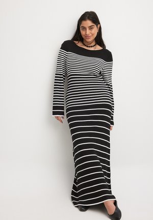 FINE K STRIPED MIDI  - Svetríkové šaty - black white stripe