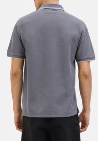 Grå kortærmet polo-shirt med tekstureret stof, en klassisk krave og en kontrasterende hvid kant på kraven og ærmerne.