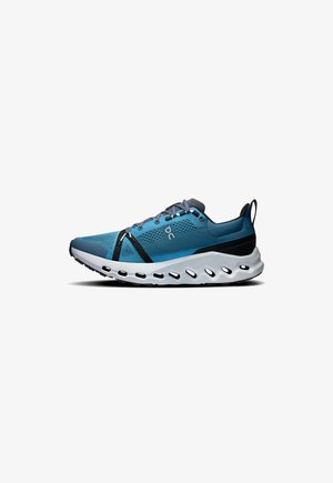 Baskets de sport bleues avec une tige en mesh, une semelle extérieure en caoutchouc, des accents noirs et une semelle distinctive rembourrée avec des découpes.