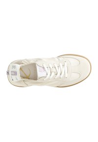 Sneaker chiaro realizzato con materiali in suede e tessuto, chiusura con lacci, interno imbottito, suola in gomma e branding discreto sulla linguetta.