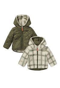 Dwie dziecięce kurtki: jedna oliwkowa z pikowanym wzorem, druga w kremową kratkę z polaru. Obie mają kaptury i zapięcia na zamek.