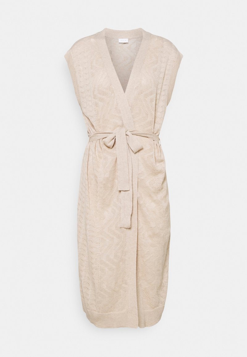 Cardigan sans manches beige en tricot avec devant ouvert, motif géométrique et ceinture nouée à la taille, présenté sur fond blanc uni.