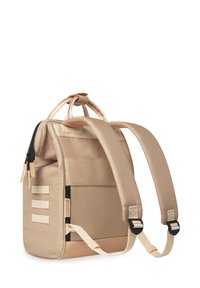 Zaino beige realizzato in tessuto resistente, dotato di spallacci regolabili, manico superiore e scomparto con cerniera impreziosito da cuciture a contrasto.