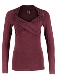 Burgundy långärmad topp med en överlappande design vid halslinningen, som har inslag av rynkad tyg och en mjuk, något strukturerad yta.