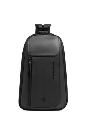 Kompakter schwarzer Sling-Rucksack mit glatten und strukturierten Paneelen, vertikaler Reißverschlusstasche auf der Vorderseite und verstellbarem Riemen oben.