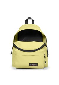 Sac à dos jaune avec un intérieur noir, fermeture à cordon, et poche avant. Il possède une poignée supérieure et des bretelles réglables. Logo de la marque visible.