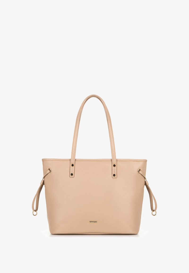 Beige synthetische tote bag met twee lange handgrepen, gouden hardware accenten en trekkoorddetail aan de zijkanten. Glad oppervlak, minimalistisch ontwerp.