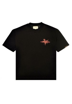 Zwart T-shirt met korte mouwen, voorzien van een rode afbeelding van een paard met ruiter en de tekst "PAS DE MONACO" op de linkerborst.