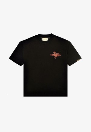 Černé tričko s krátkým rukávem s červenou grafikou koně a jezdce a textem "PAS DE MONACO" na levé straně hrudi.