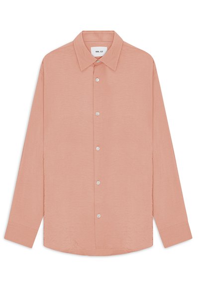 Camicia a maniche lunghe di colore rosa chiaro, realizzata in un tessuto texturizzato. Presenta un colletto classico, chiusura con bottoni e bottoni bianchi.