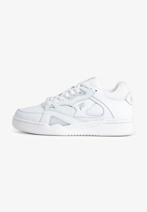 Białe sportowe sneakersy z gładką skórzaną powierzchnią, siateczkowymi detalami i wyściełanym kołnierzem. Posiadają teksturowane akcenty i gumową podeszwę.