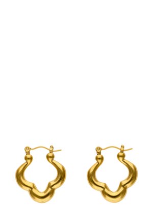 Goldene Creolen mit einem welligen, skulpturalen Design. Sie verfügen über eine glänzende Oberfläche, kugelförmige Beschläge am oberen Ende und ein offenes Zentrum.