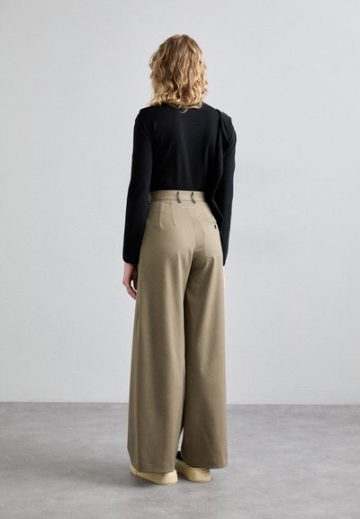 MM6 Maison Margiela PANTS - Nadrágok - bus green